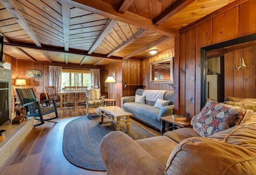 Cozy Harbor Springs Vacation Rental, 13 Mi To Town