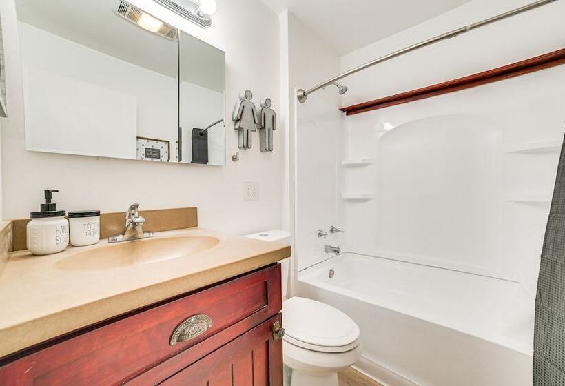 Cozy Petoskey Home < 1 Mi To Little Traverse Bay!