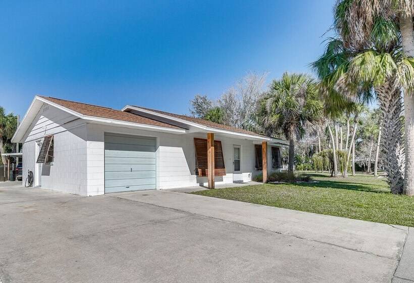 Crystal River Home: 2 Mi To Three Sisters Springs!