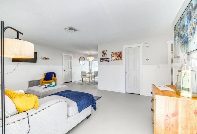 Crystal River Home: 2 Mi To Three Sisters Springs!