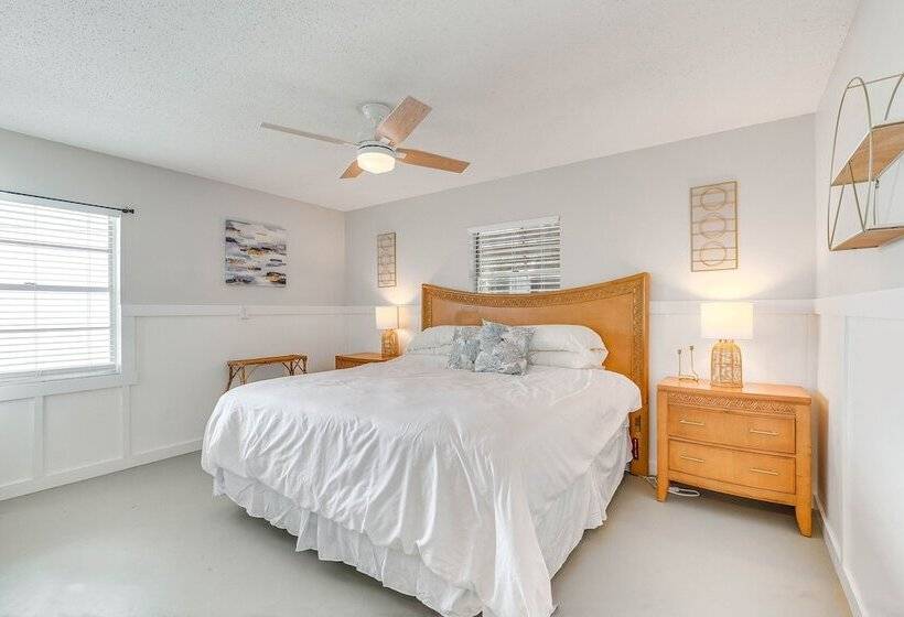 Crystal River Home: 2 Mi To Three Sisters Springs!