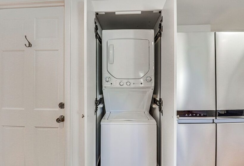 Eclectic Stone Cottage, Walk To Downtown Staunton!