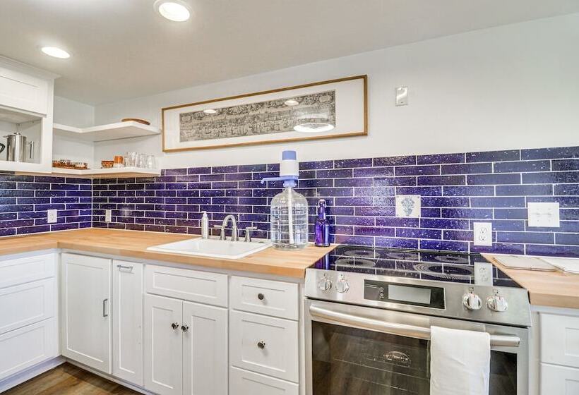 Eclectic Stone Cottage, Walk To Downtown Staunton!