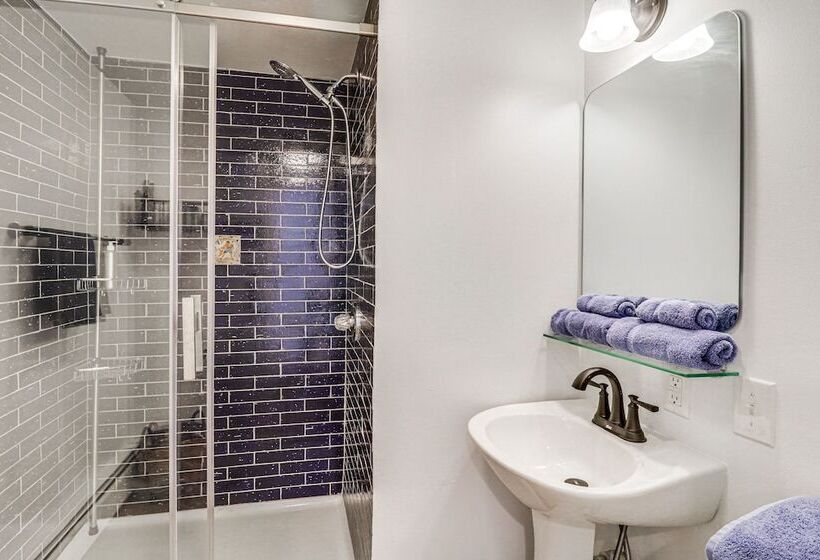 Eclectic Stone Cottage, Walk To Downtown Staunton!