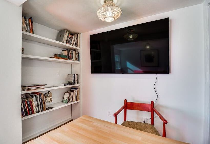 Eclectic Stone Cottage, Walk To Downtown Staunton!