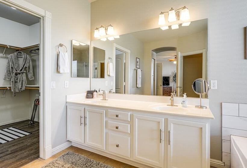 Goodyear Desert Oasis: Private Yard & Heated Pool!