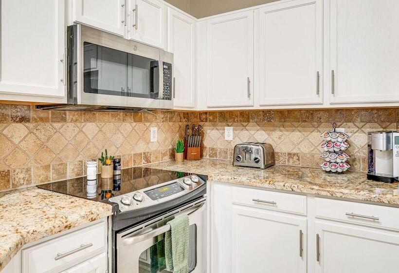 Goodyear Desert Oasis: Private Yard & Heated Pool!