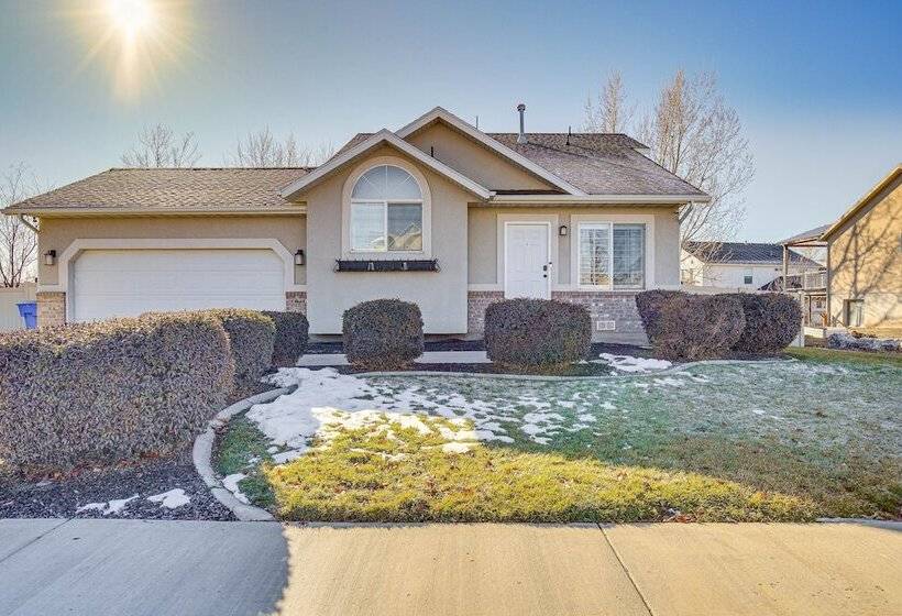 Gorgeous Lehi Home W/ Private Yard & Hot Tub!