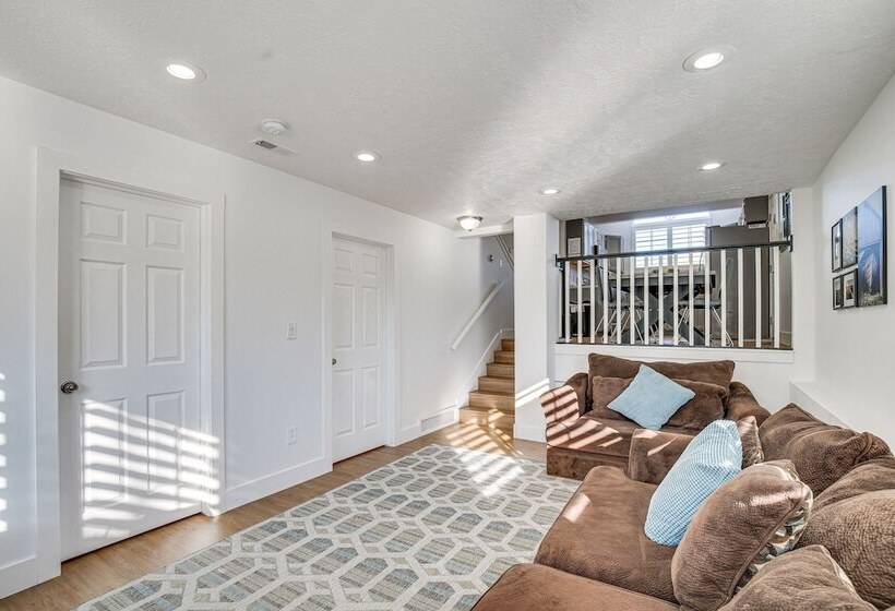 Gorgeous Lehi Home W/ Private Yard & Hot Tub!