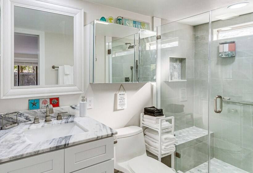 Gulf Breeze Home W/ Deck: Walk To Public Boat Ramp