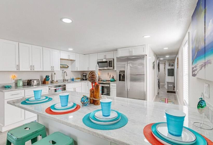 Gulf Breeze Home W/ Deck: Walk To Public Boat Ramp