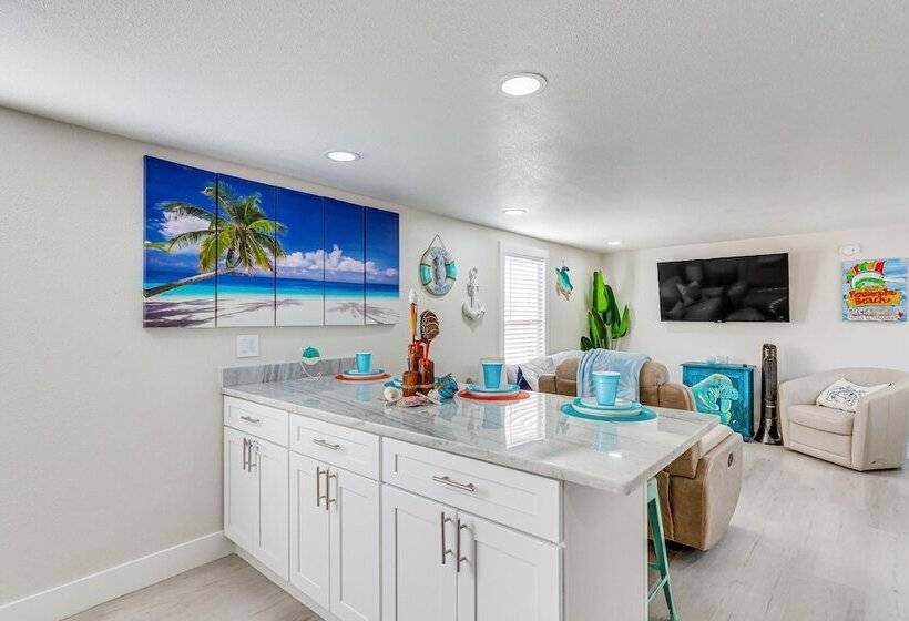 Gulf Breeze Home W/ Deck: Walk To Public Boat Ramp