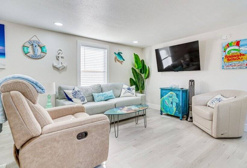 Gulf Breeze Home W/ Deck: Walk To Public Boat Ramp