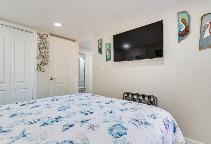 Gulf Breeze Home W/ Deck: Walk To Public Boat Ramp