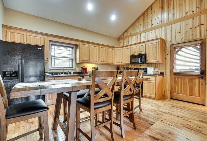 Hidden Hiawassee Retreat W/ Hot Tub & Game Room!