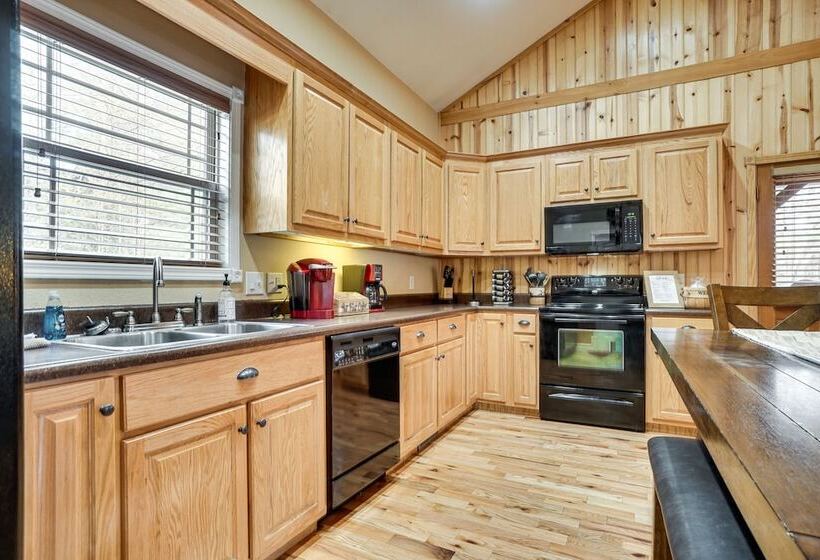 Hidden Hiawassee Retreat W/ Hot Tub & Game Room!