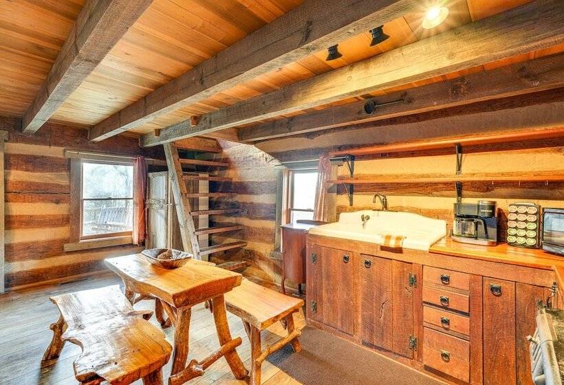 Historic Jonesborough Cabin W/ Fire Pit & Grill!
