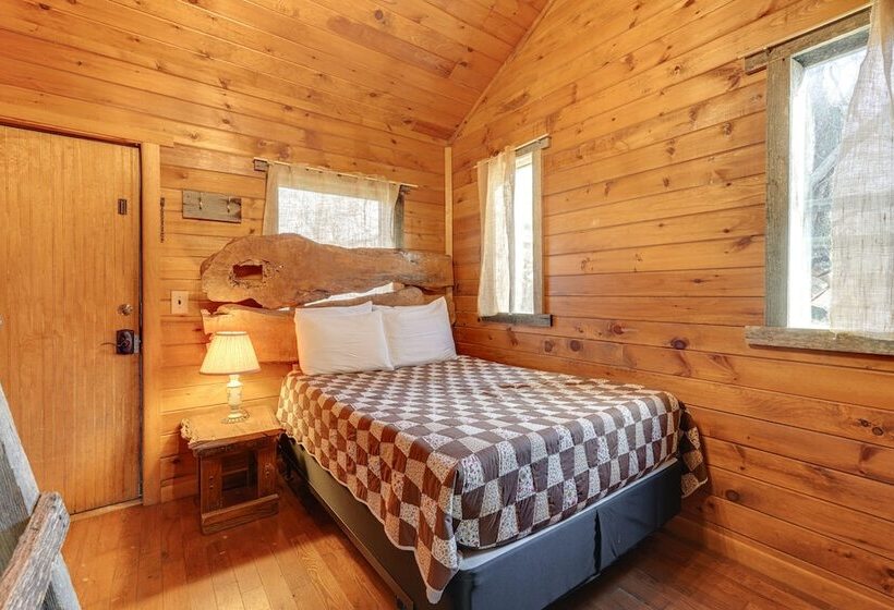 Historic Jonesborough Cabin W/ Fire Pit & Grill!