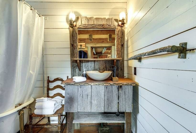 Historic Jonesborough Cabin W/ Fire Pit & Grill!