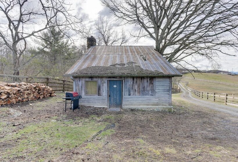 Historic Jonesborough Cabin W/ Fire Pit & Grill!
