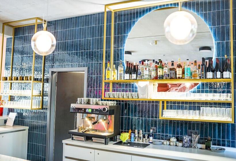 هتل The Base Munich