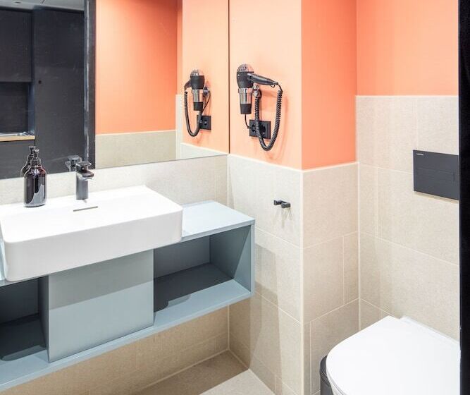 هتل The Base Munich