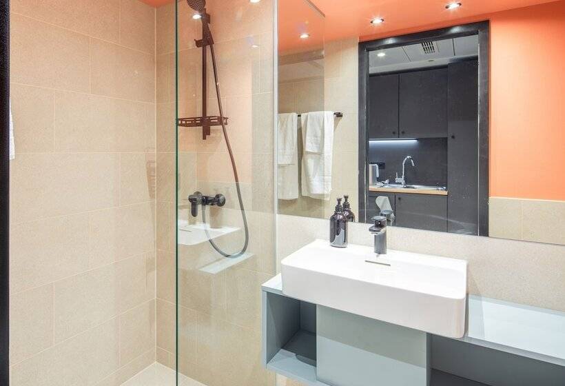 هتل The Base Munich