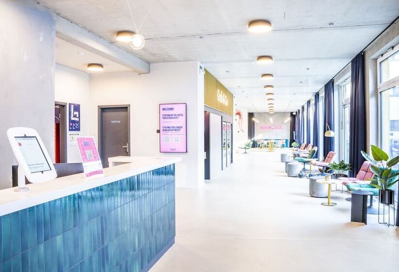 هتل The Base Munich