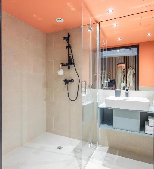 هتل The Base Munich