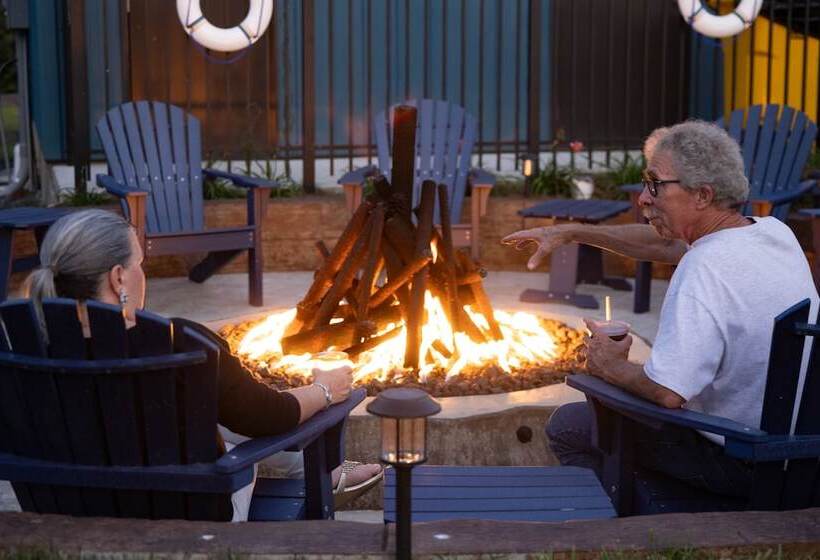 فندق The Lakehouse Inn At Sledd Creek