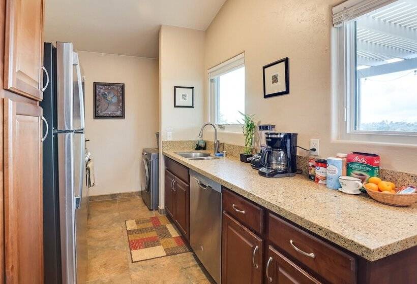 Idyllic Vista Guest House W/ Deck & Stunning Views