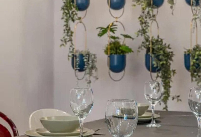 Immaculate 6 Bed Ivy House