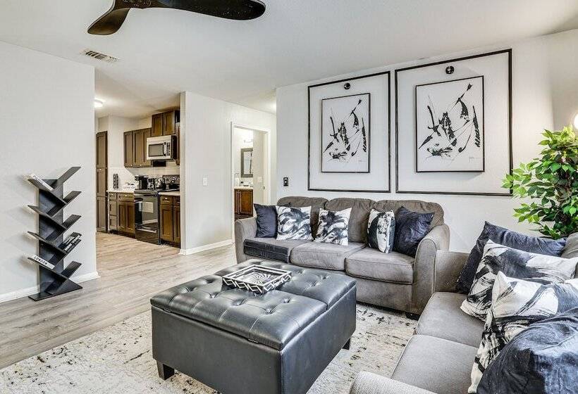 Leon Valley Home Near Seaworld & Aquarium!