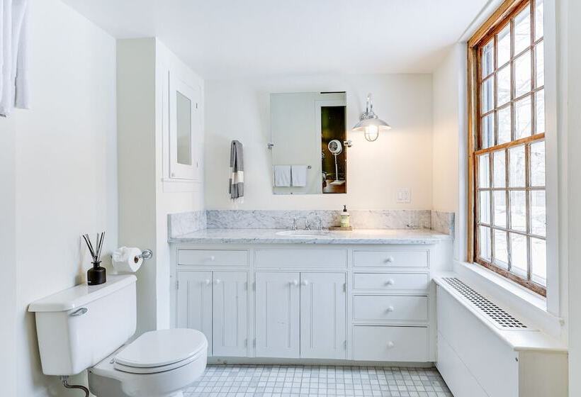 Litchfield County Historic Estate: 10 Acres + Pool