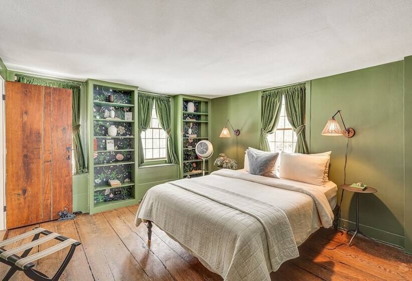 Litchfield County Historic Estate: 10 Acres + Pool