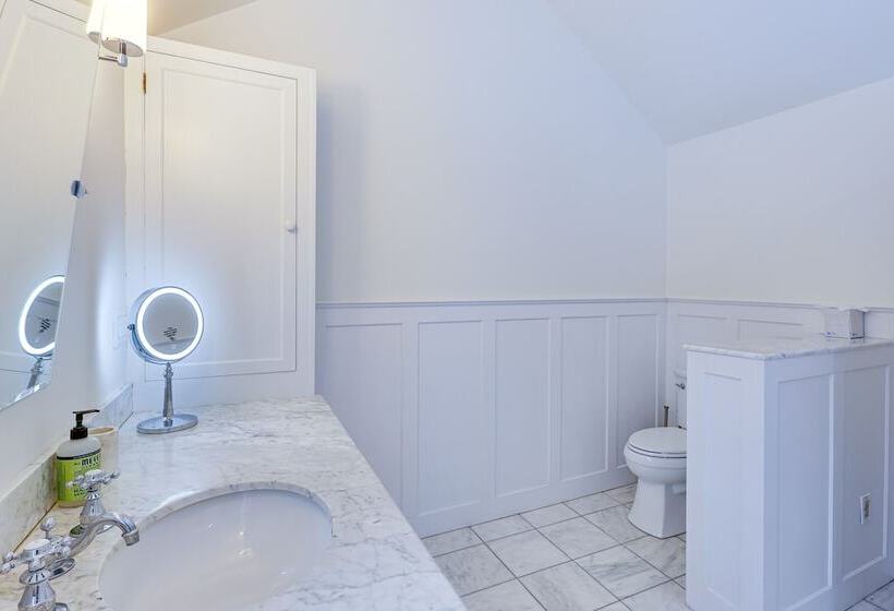 Litchfield County Historic Estate: 10 Acres + Pool