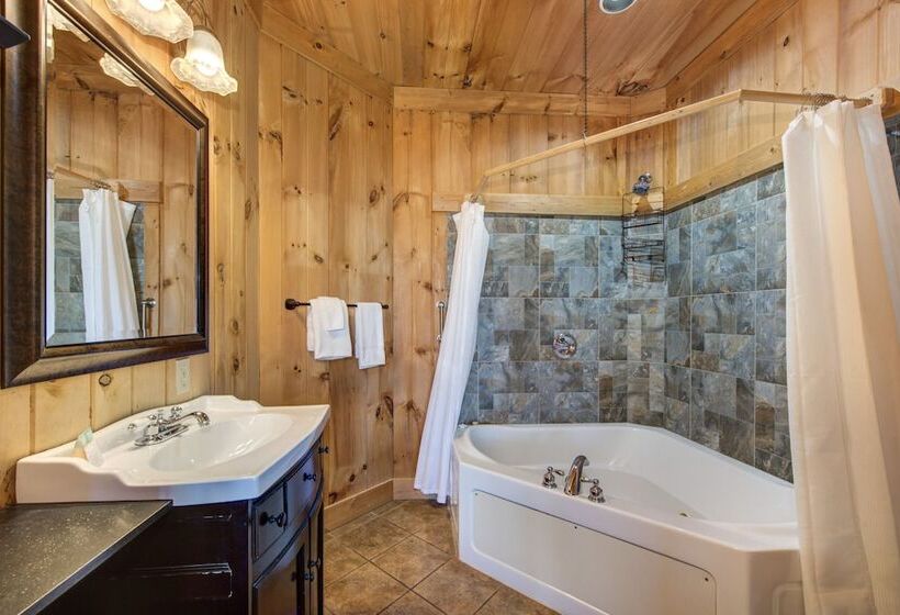 Little Cub Retreat   Private Hot Tub & Indoor Pool