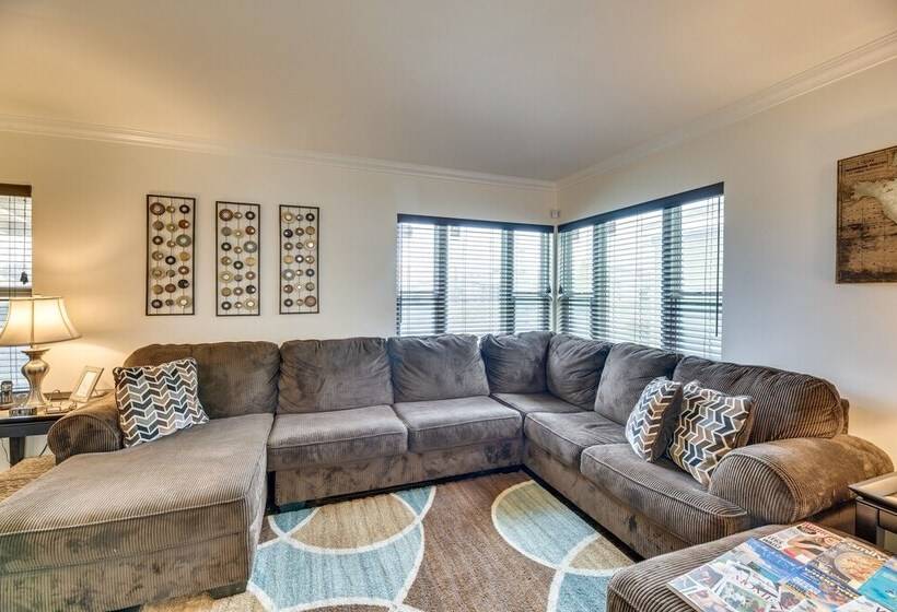 Lovely Los Angeles Getaway: Patio, Near Beaches!