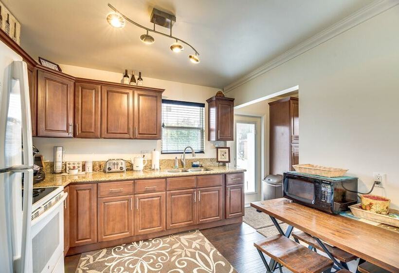 Lovely Los Angeles Getaway: Patio, Near Beaches!