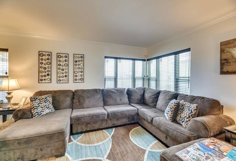 Lovely Los Angeles Getaway: Patio, Near Beaches!