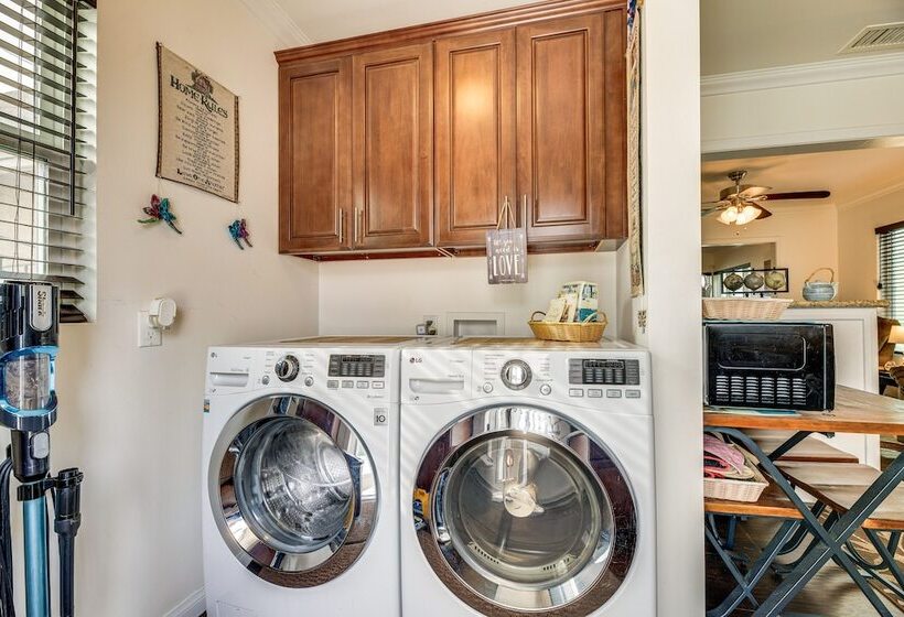 Lovely Los Angeles Getaway: Patio, Near Beaches!