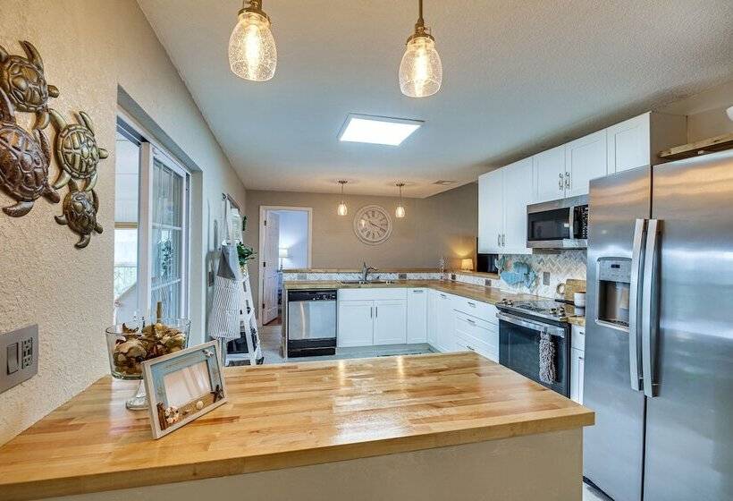 Lovely Merritt Island Home W/ Kayak + Fire Pit!