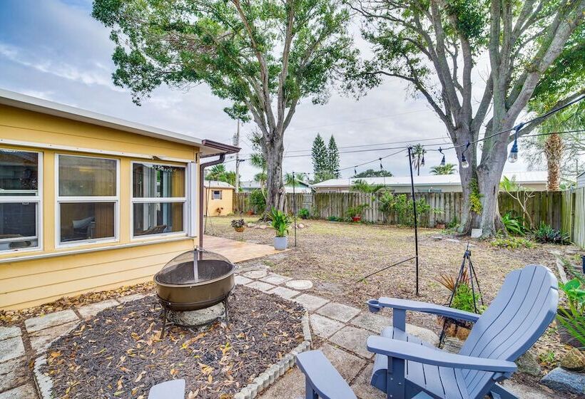 Lovely Merritt Island Home W/ Kayak + Fire Pit!
