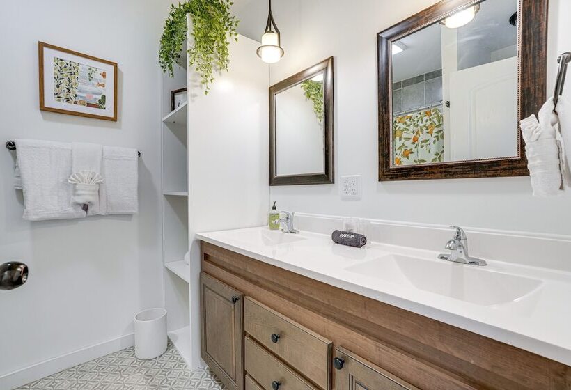 Cozy Family Retreat W/ Fireplace, Near Wineries!