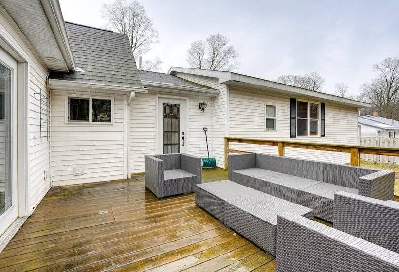 Cozy Family Retreat W/ Fireplace, Near Wineries!