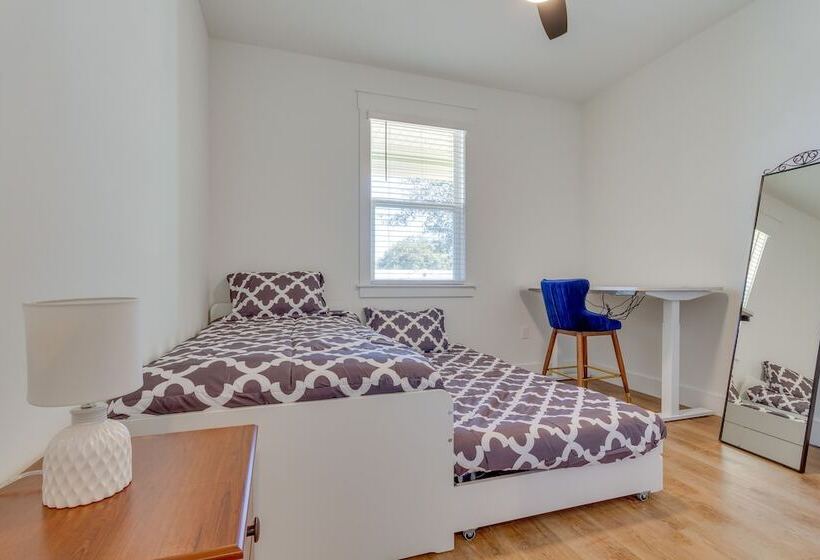 Modern Gulf Breeze Home W/ Patio: 13 Mi To Beach!