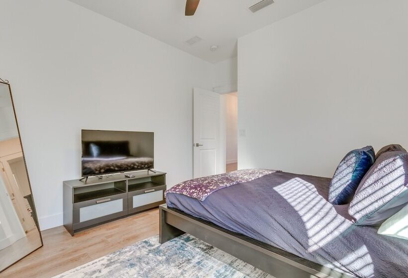 Modern Gulf Breeze Home W/ Patio: 13 Mi To Beach!