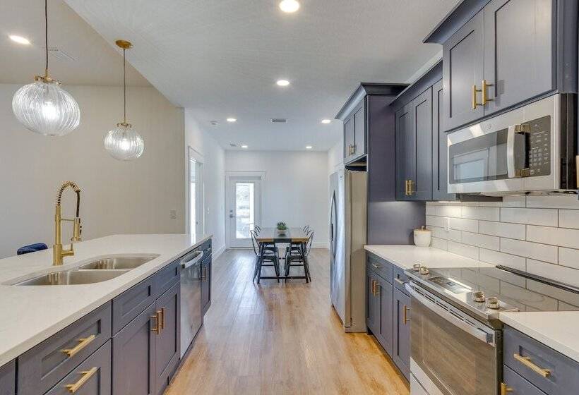 Modern Gulf Breeze Home W/ Patio: 13 Mi To Beach!