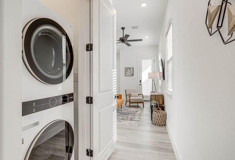 Modern Houston Vacation Rental, 8 Mi To Downtown!