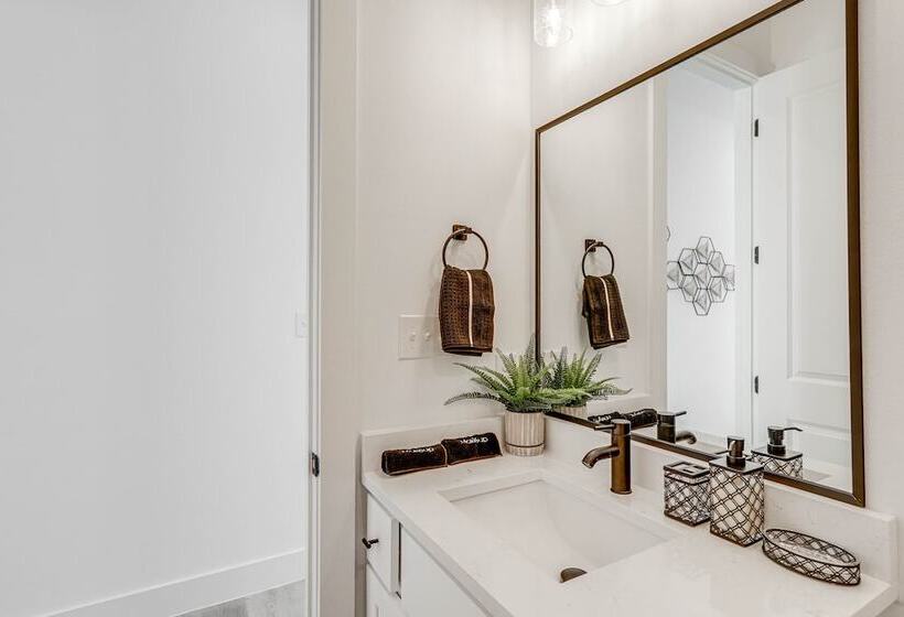 Modern Houston Vacation Rental, 8 Mi To Downtown!